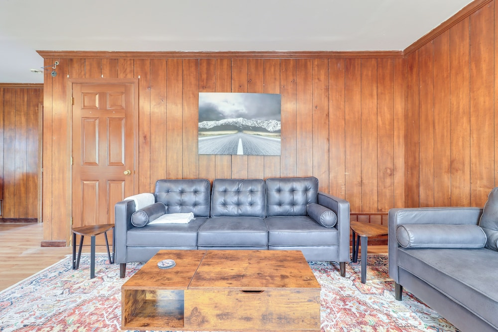 7 Mi to Downtown: Cozy West Toledo Apt w/ Yard