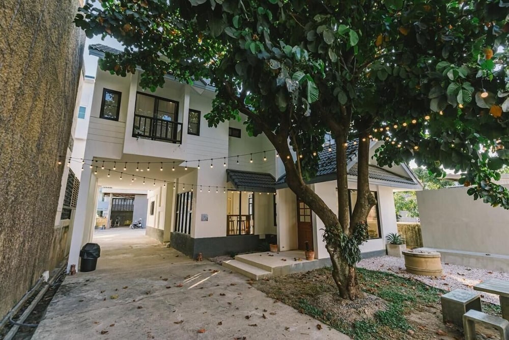 Modern Family House - 4 Bedrooms 5 Mins From Old Town With Gallery - Deja Home
