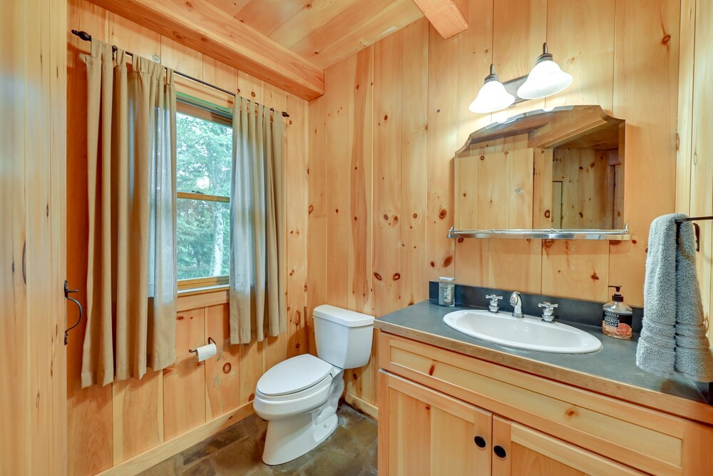 Lakefront Westhampton Cabin w/ Beach + Kayaks!