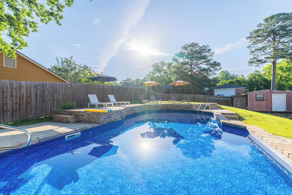 Serene Modern Getaway with Pool&games