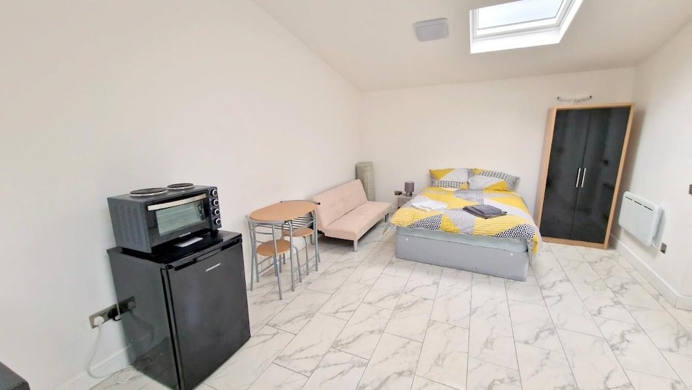 Croydon Vacations - Large Triple Studio Flat - Croydon - Property Image 2