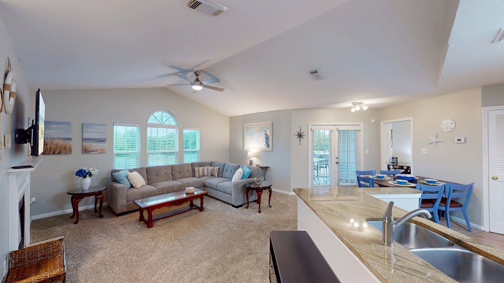 Charming 2BR Condo w/ Private Balcony in Gulf Shores, Pool, Hot Tub