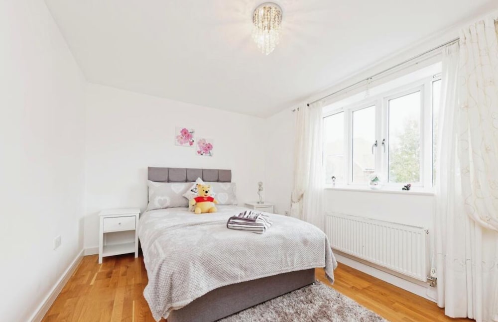 Beautiful Family Town Home With Private Parking