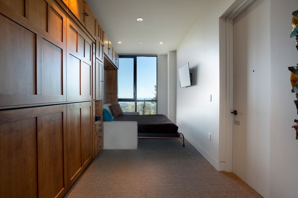 One Empire Pass Lodge at Deer Valley Resort - Four Bedroom Residence #401 4 Condo