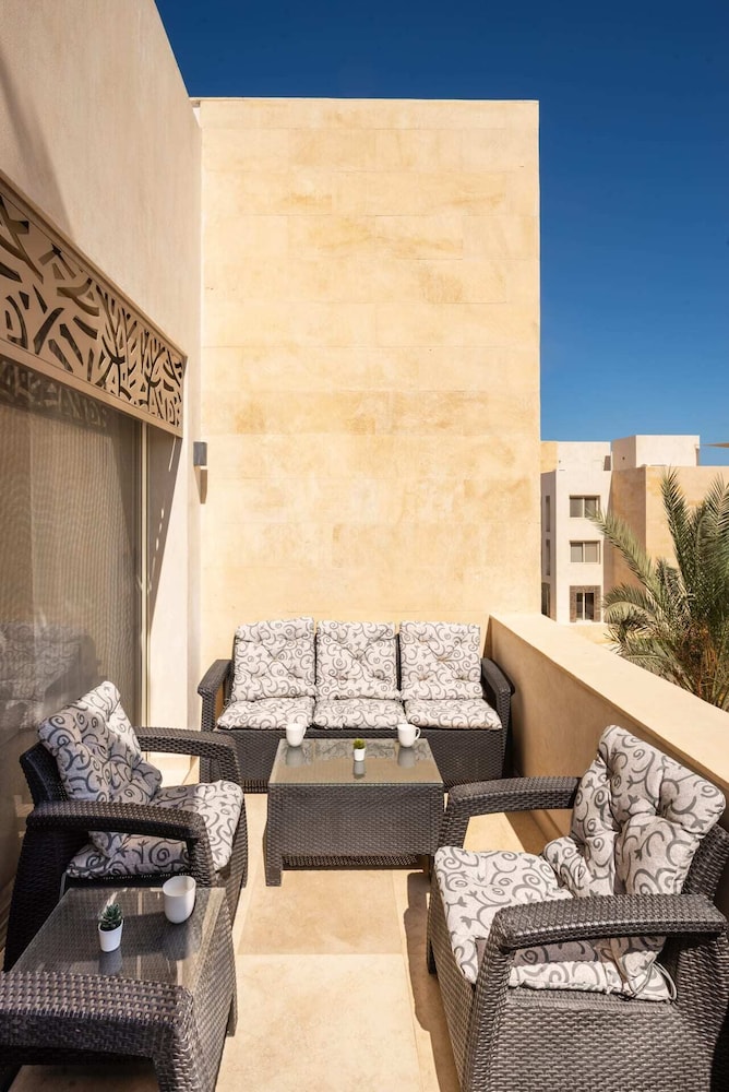 Xuru Stays I Exotic 1bdr w/ Outdoor Terrace Pool & Beach Access
