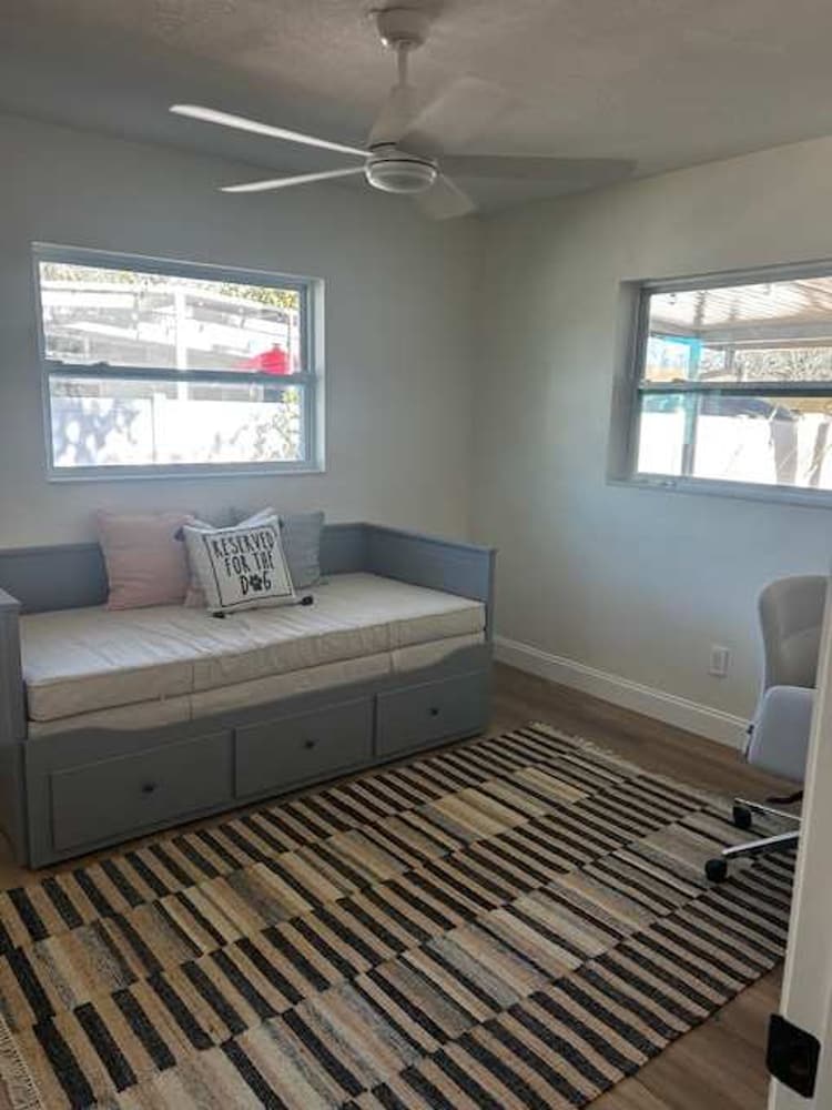 NEW Stunning Home-close to Beaches-pet Friendly