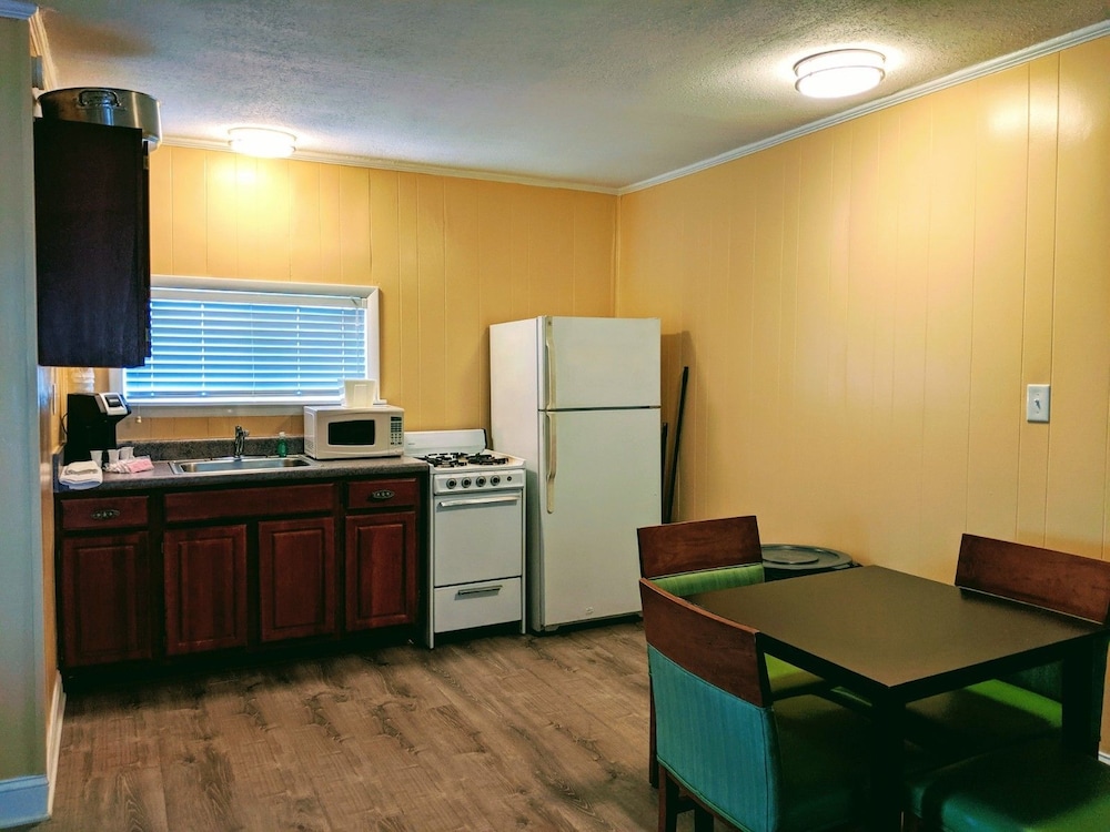 Colonial Inn Motel