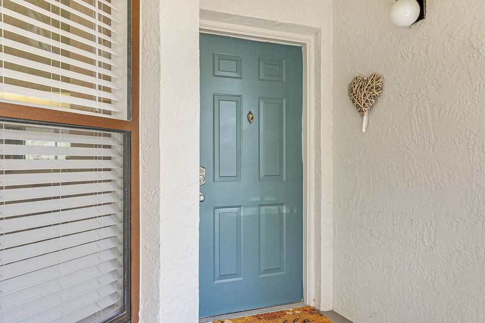 7 Mi to Beach: Condo w/ Pool Access in Bradenton!