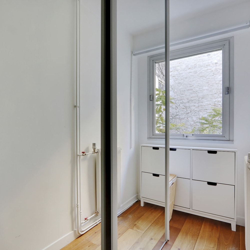 Modern Brunel Classic 1 Bed Apt With Balcony in Paris