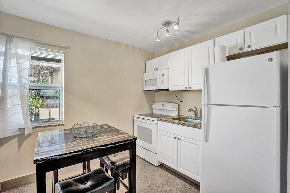 Hollywood Beach Steps to the Ocean Vacation Spot - Image 3