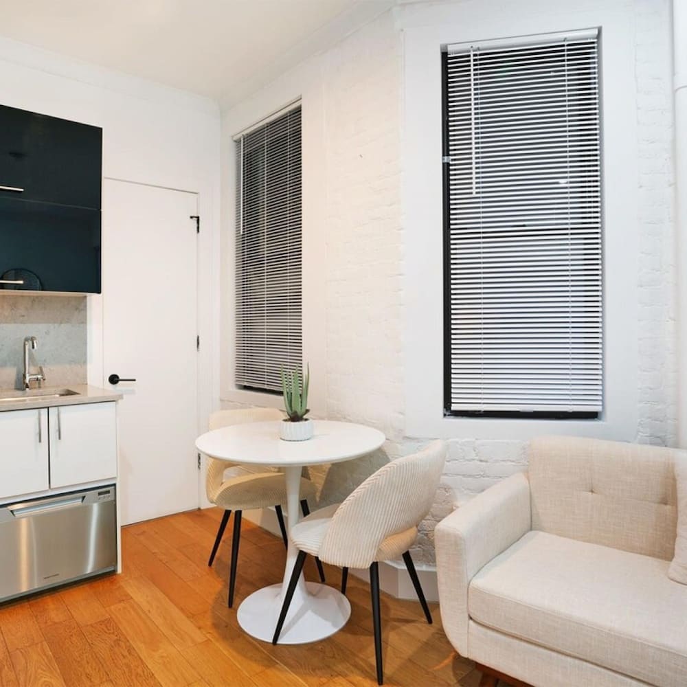 403-2e Newly Renovated Studio UES