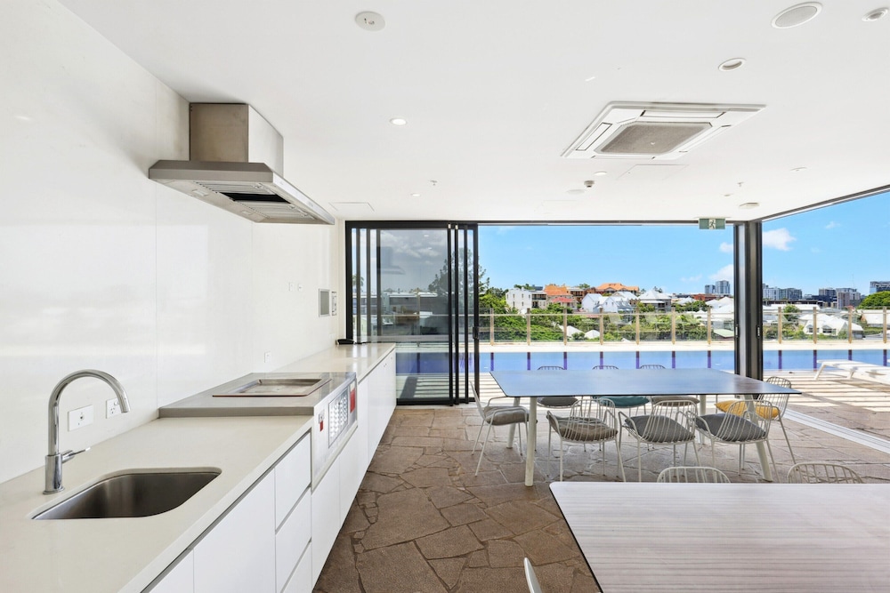 Stunning 1-bed by Victoria Park With Pool & Gym