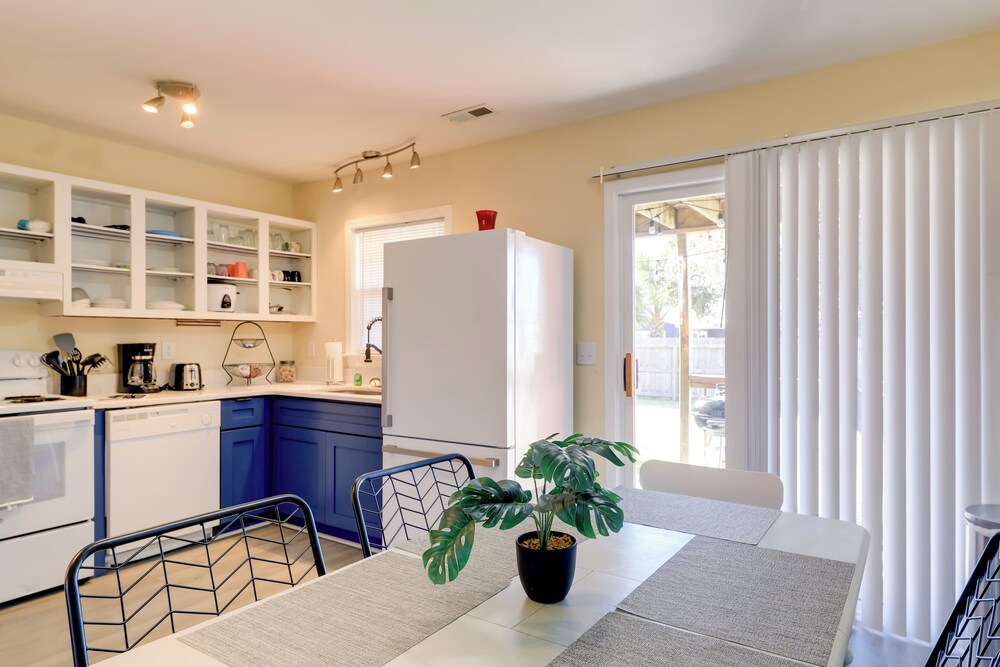 Walk to Atlantic Beach: Townhome w/ Patio!