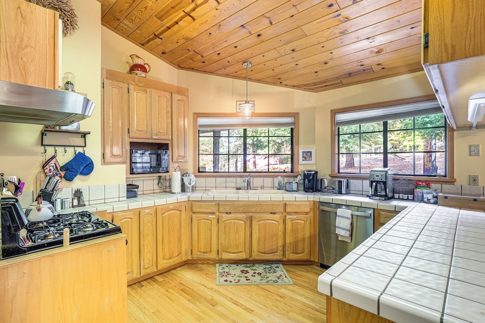 Fire Pit, Gazebo & Grill: Family Cabin in Arnold!