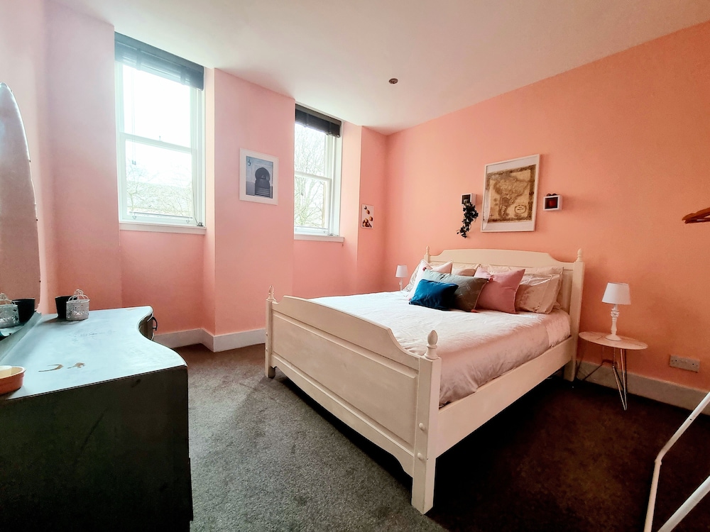 Vibrant Spacious Apartment In West End view 3