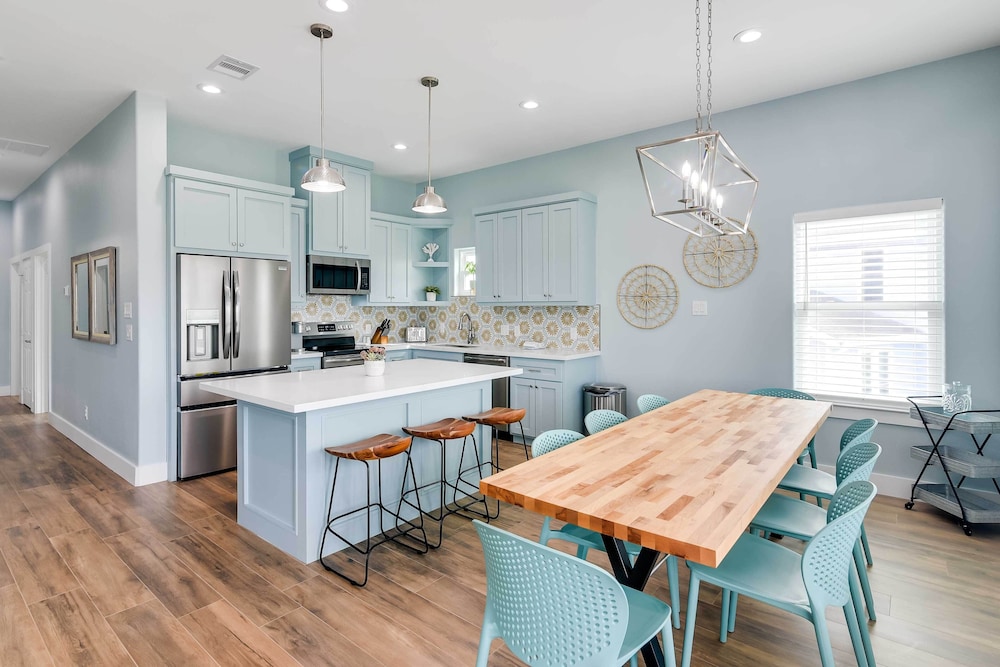 Steps to Coast: Gorgeous Beach House in Galveston