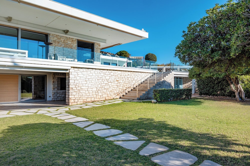 Paradise Beachfront Villa Athenian