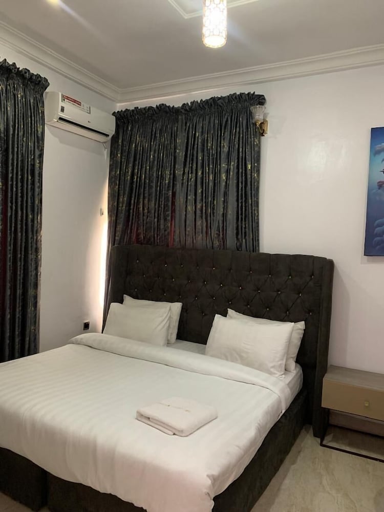 ELLEX SLEEVES APARTMENT