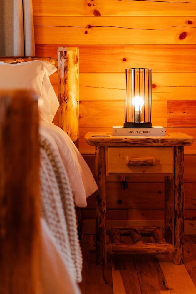 Sleeps 16! Luxury Cabin With Game Room & Hot Tub
