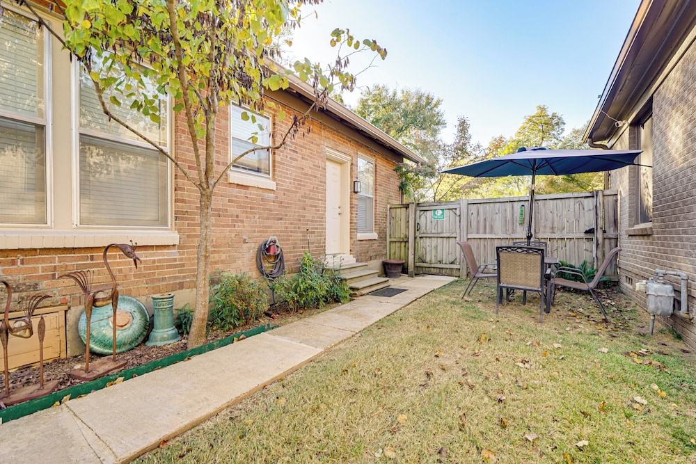 < 1 Mi to Dtwn Texarkana: Couple's Retreat w/ Yard