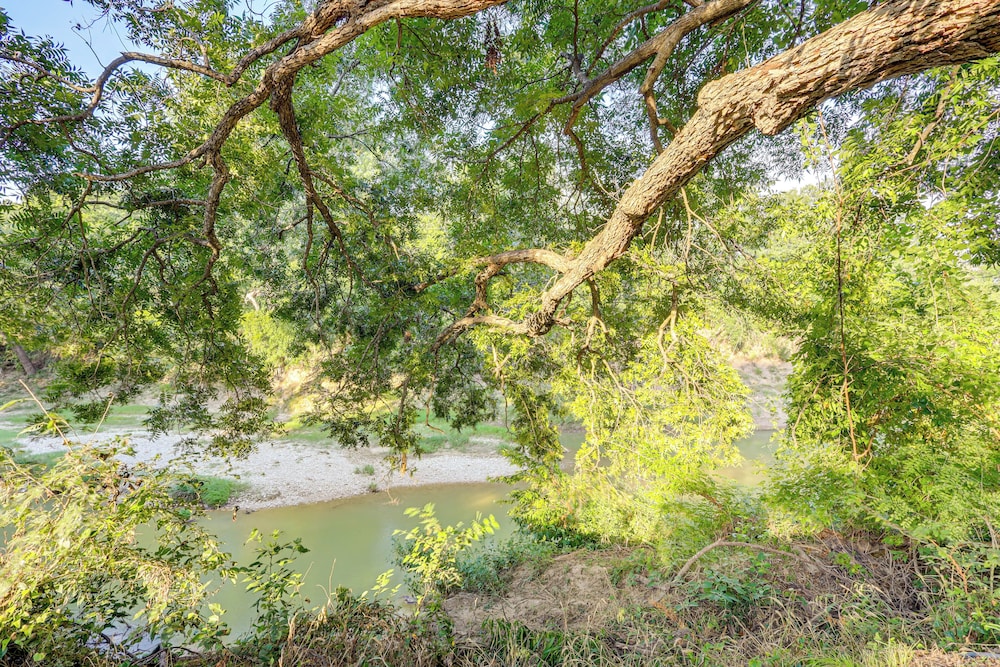 Private Pool: Fun Riverfront Retreat in Hamilton!