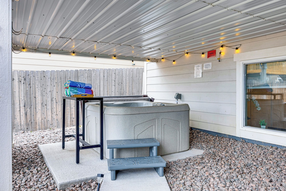 8 Mi to Usafa! Hot Tub Haven in Colorado Springs