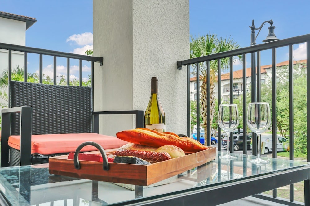 Stylish and New! 3br, Steps fr. Universal Drive