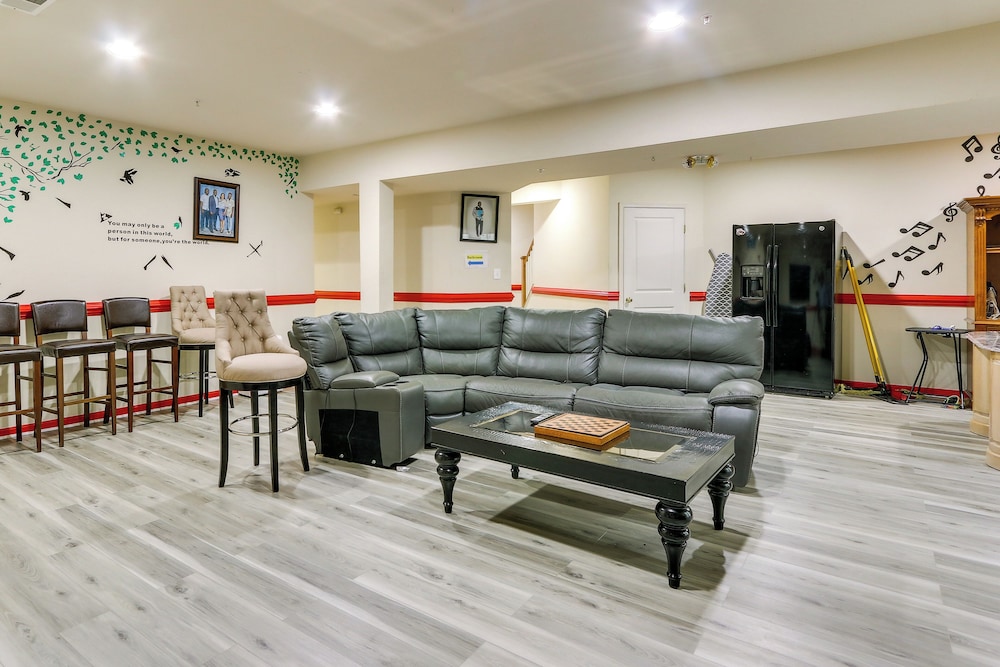 Clarksburg Getaway Near DC + Baltimore Sights!