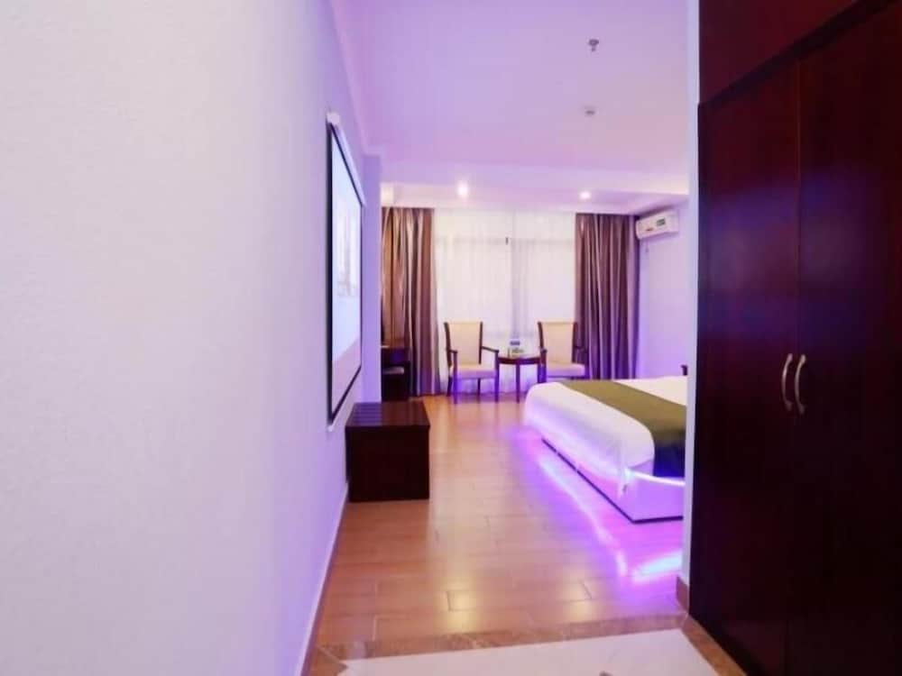 GreenTree Business Inn HuiZhou South Railway Station DanShui RenMin Road Business Hotel