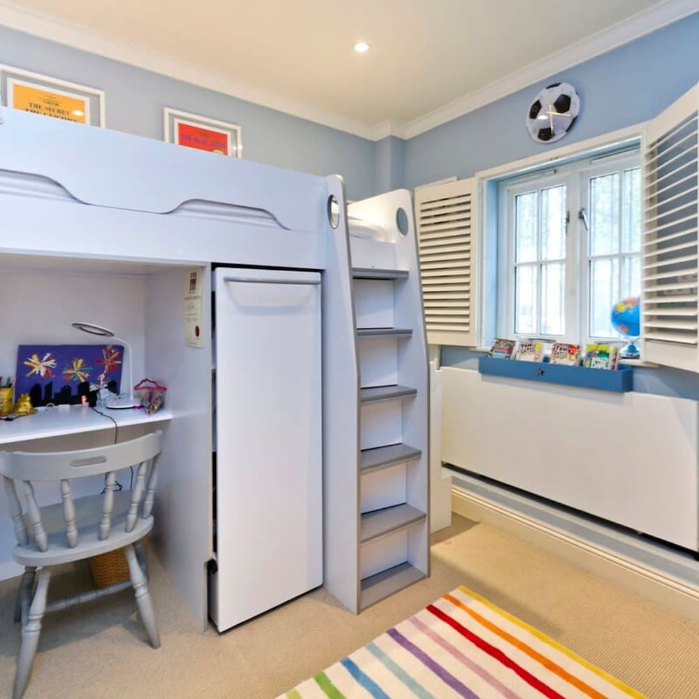 Delightful 3-bed Family Home Bayswater