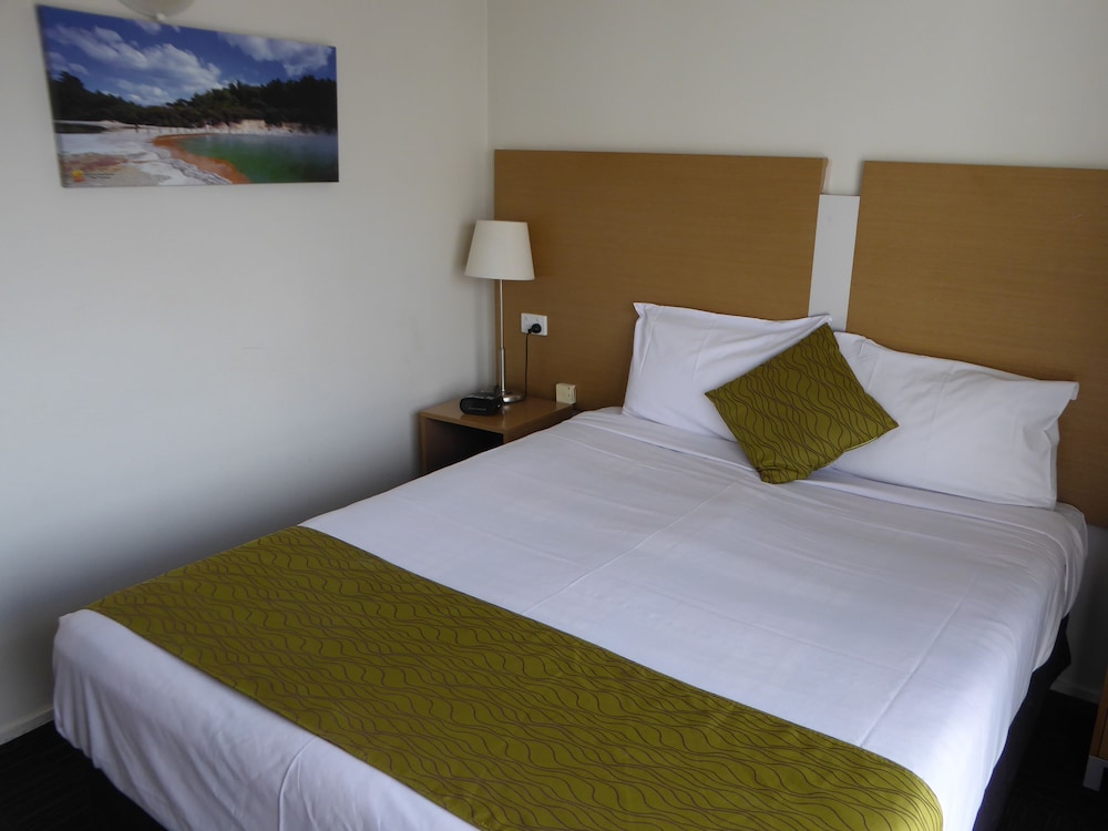 Four Canoes Hotel