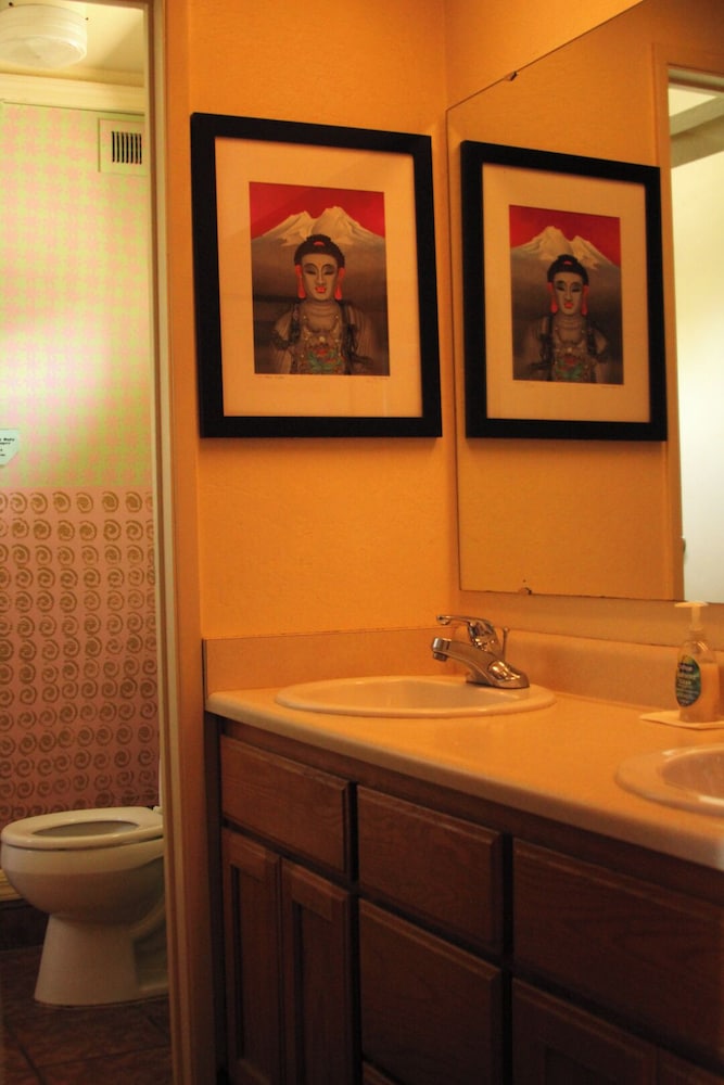 Ashland Vacations - Ashland Commons Hostel - Property Image 2