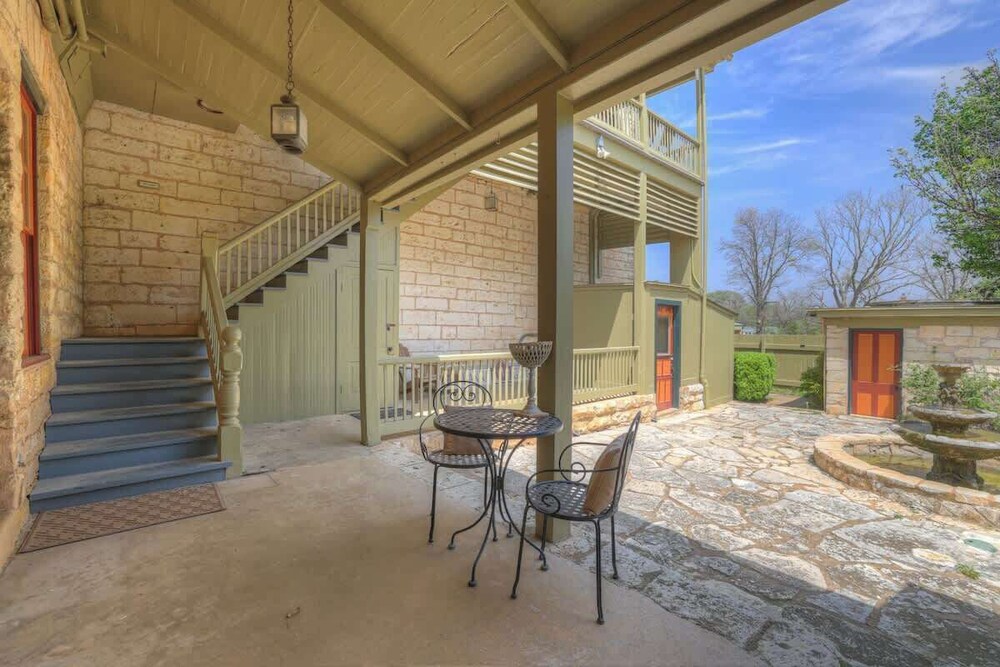 Fountain Suite-stay Right on Historic Main Street in the Heart of Fredericksburg
