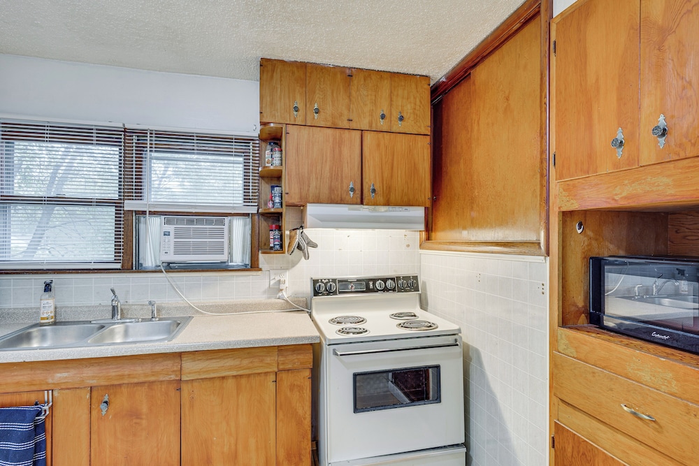 1 Mi to Downtown Bismarck! Residential Duplex