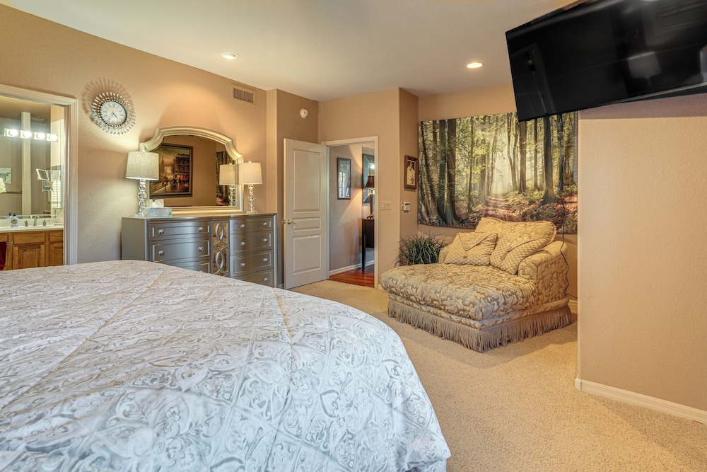 Stay, Work & Golf! Prescott Condo w/ WFH Setup