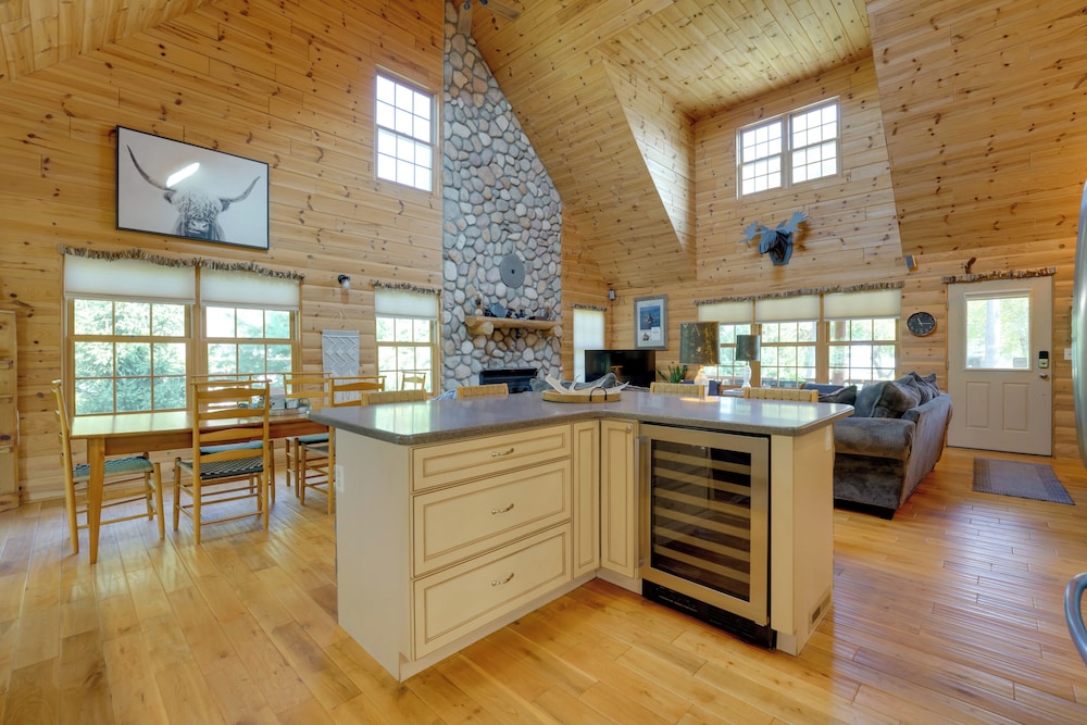 1 Mi to Public Beach: Port Austin Cabin w/ Hot Tub