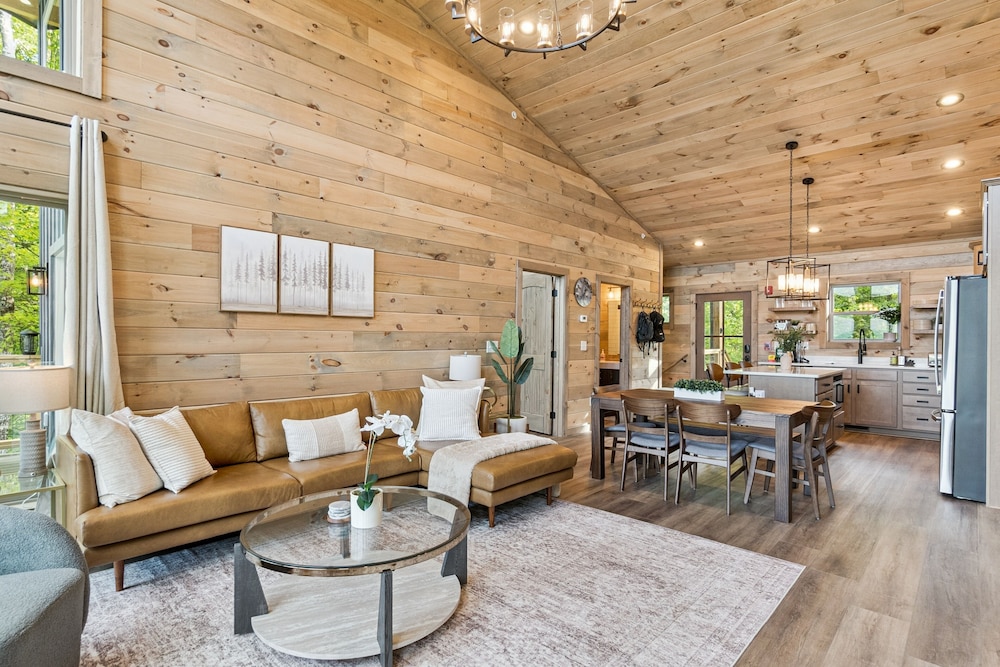Golden Oaks Cabin 3 Bedroom Home