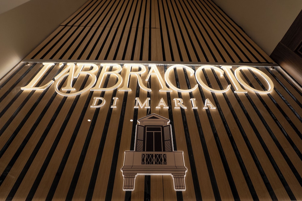 l'abbraccio di Maria