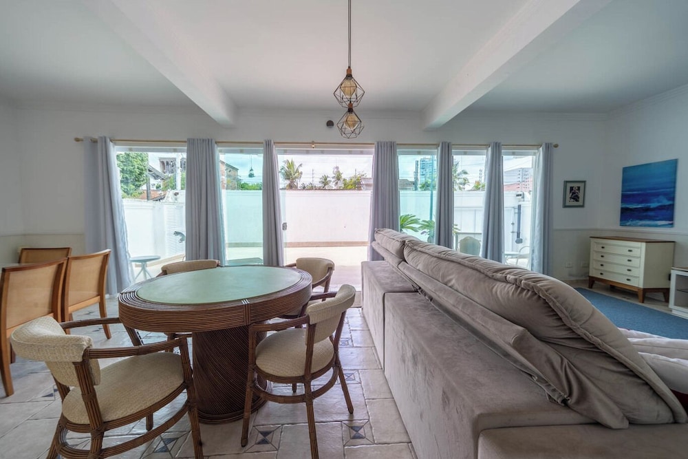 Casa Pet Friendly com 3 su tes a 200m da Praia