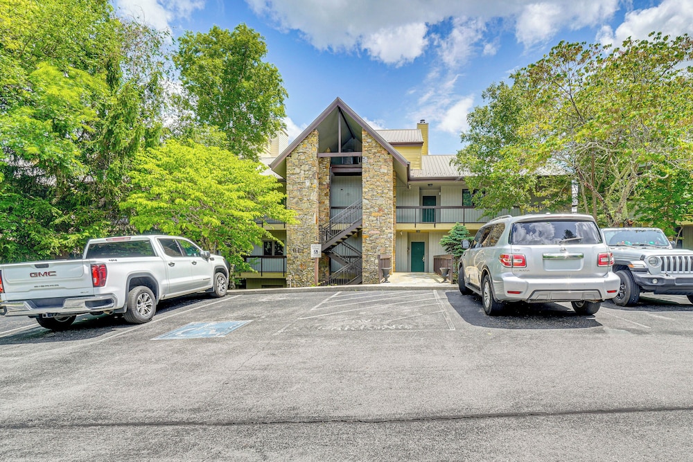 Hike, Swim & Explore: Mtn-view Condo in Gatlinburg