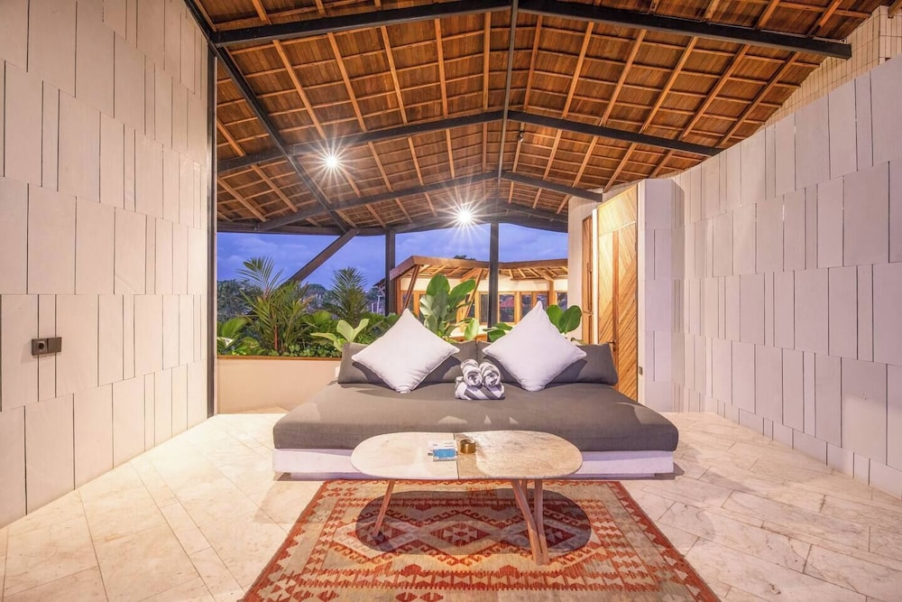 Gorgeous 2-br Penthouse With Views, 800m to the Be