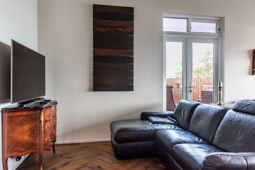 ICELAND SJF Villa , Hot tub & Outdoor Sauna Amazing Mountains View - 15 min to downtown