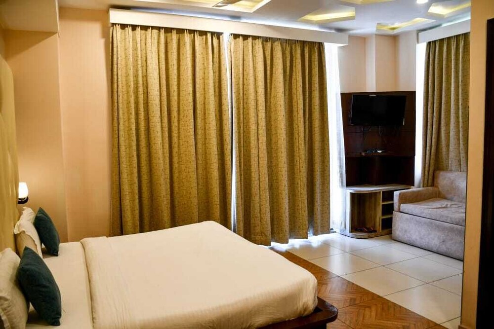Hotel Leosh Lansdwone