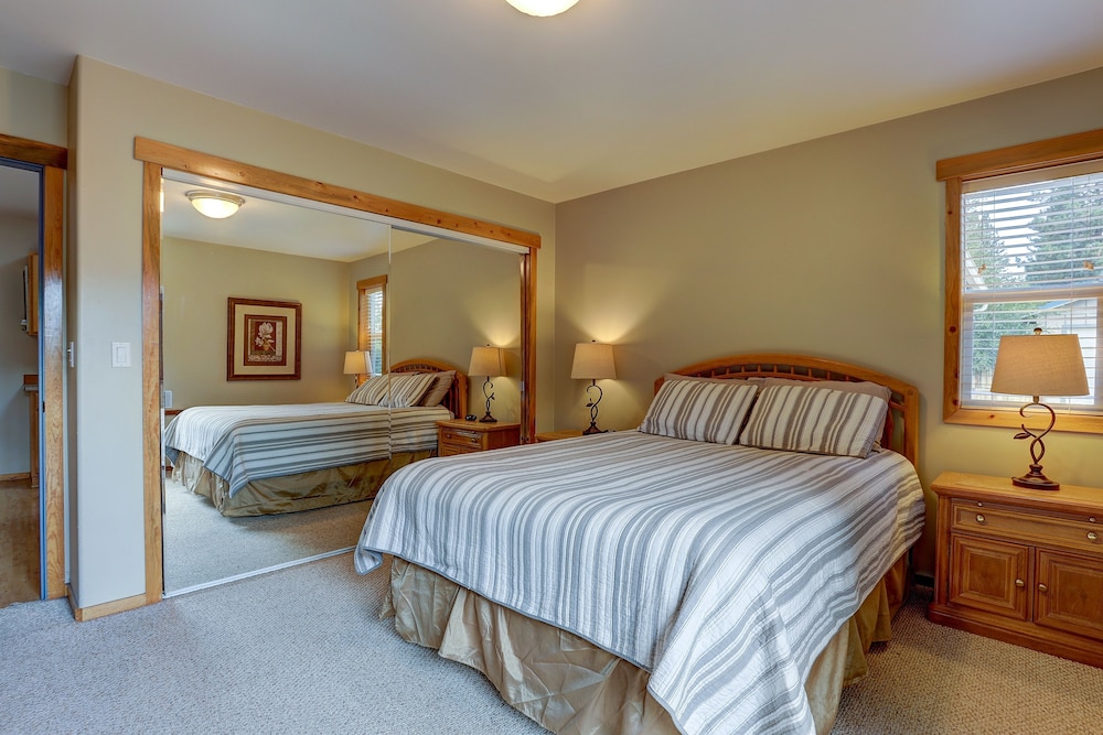 Huckleberry  3 Bedroom Home by RedAwning view 5