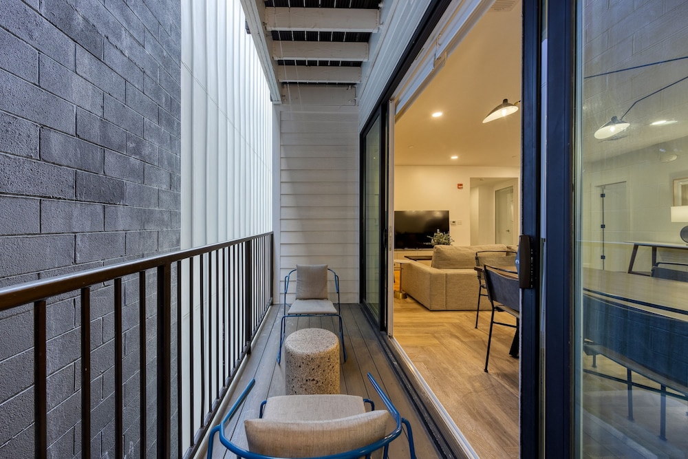 Dual Bachelor Pads w Rooftop Lounge Games Sleeps 26 5 Min to Broadway