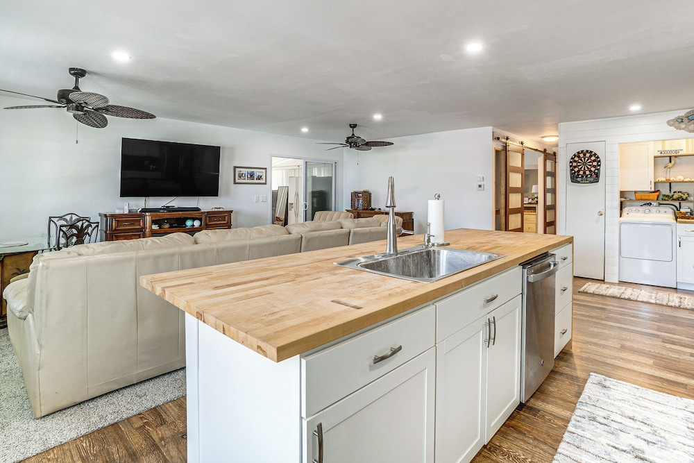 4 Mi to Dtwn Sarasota! Family Home w/ Pool Access
