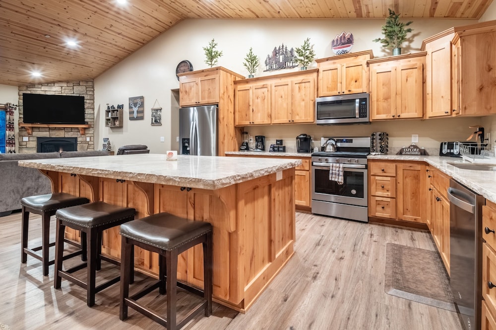 Lazy Bear Lodge by Avantstay Pine Tree Paradise w Game Room