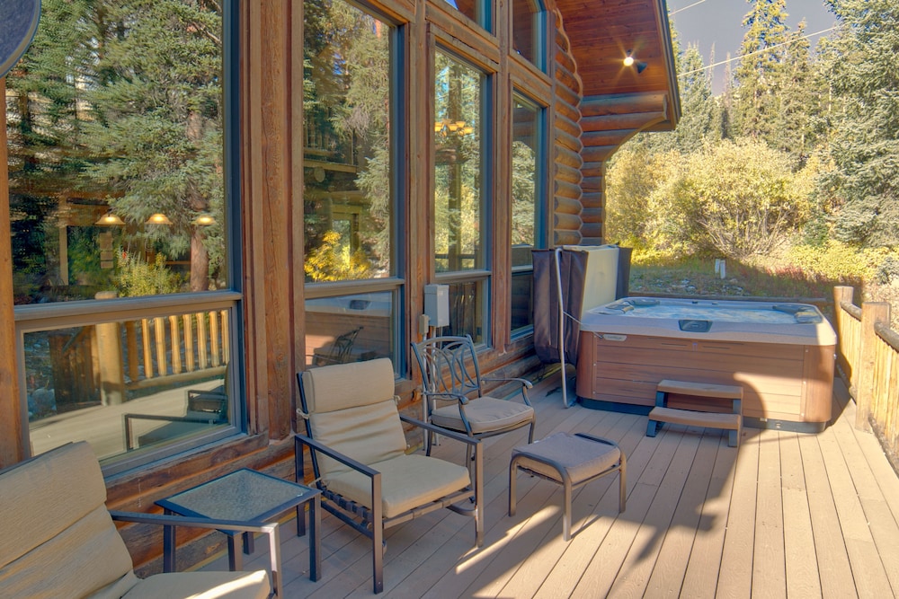 114 Mark Court Private Home with Hot Tub