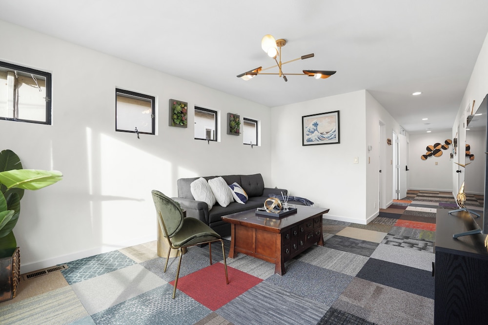 Spacious 5BR Retreat 8 Beds Beach & Golf