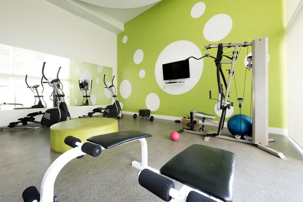 Modern Studio - w Pool Gym Steps Away From Metro